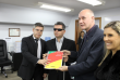 Na foto, vice-presidente do COEPEDE, Adilso Corlassoli recebe o material em Braille de autoridades.